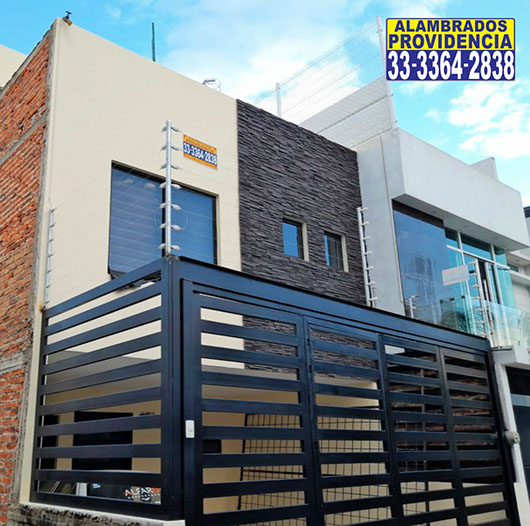 Alambrado instalado en fachada residencial
